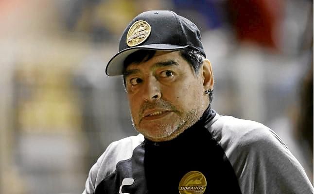 Maradona da el pésame por Reyes tres semanas más tarde