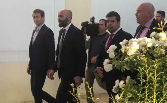 La reacción de Monchi y Castro al ser preguntados por Ceballos