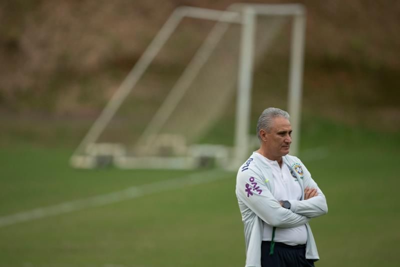 Tite completa tres años al frente de Brasil en el ojo del huracán