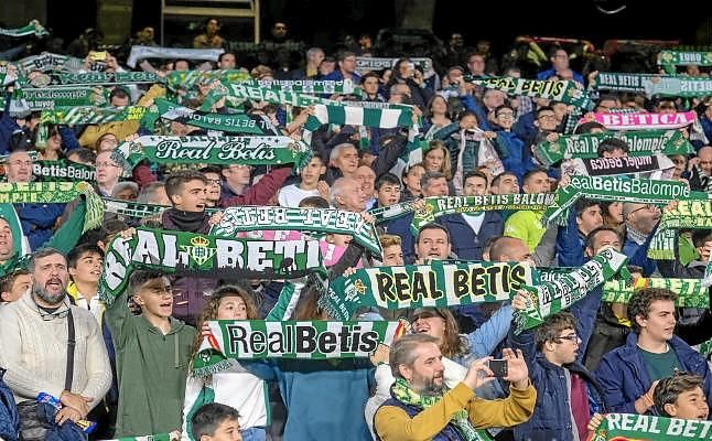 El Betis homenajea a sus socios más antiguos