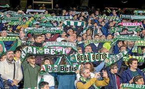 El Betis homenajea a sus socios más antiguos