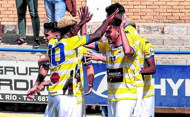 La renovación del 'pichichi' del Coria, en el aire