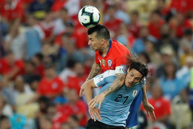 El chileno Medel entrena con normalidad y apunta a titular ante Colombia