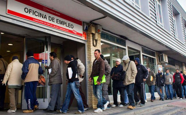 El paro baja en 63.805 personas, el menor recorte en un junio desde 2009