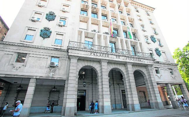 Acusada de extraer ahorros a una anciana