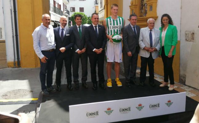 Coosur Real Betis: estreno de denominación y camisetas