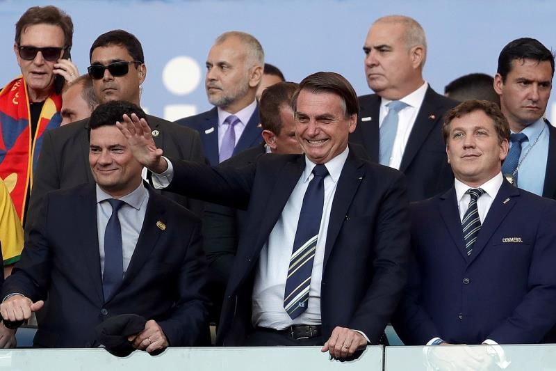 Bolsonaro entre aplausos y abucheos en la ceremonia de premiación a Brasil