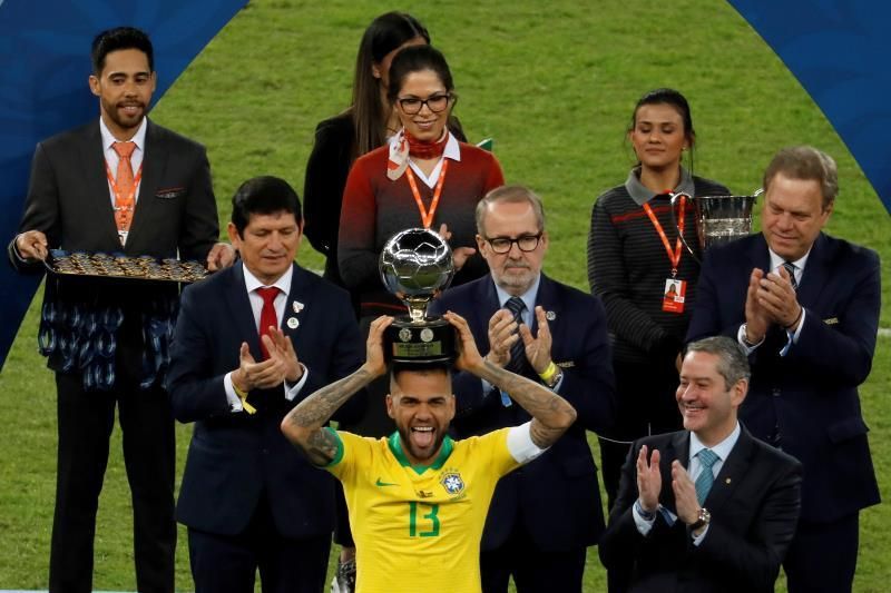 Dani Alves, mejor jugador de la Copa América 2019