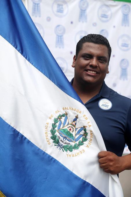 Comité Olímpico entrega bandera de El Salvador al tirador Roberto Hernández