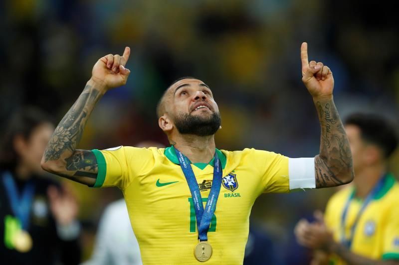 Dani Alves: "Ahora estoy libre, quien me contrate tendrá un campeón"