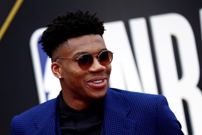 Antetokounmpo se da un baño de popularidad; promete mejorar y volver a ser MVP