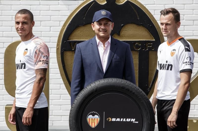 El Valencia presenta a firma de neumáticos china 'Sailun' como patrocinador