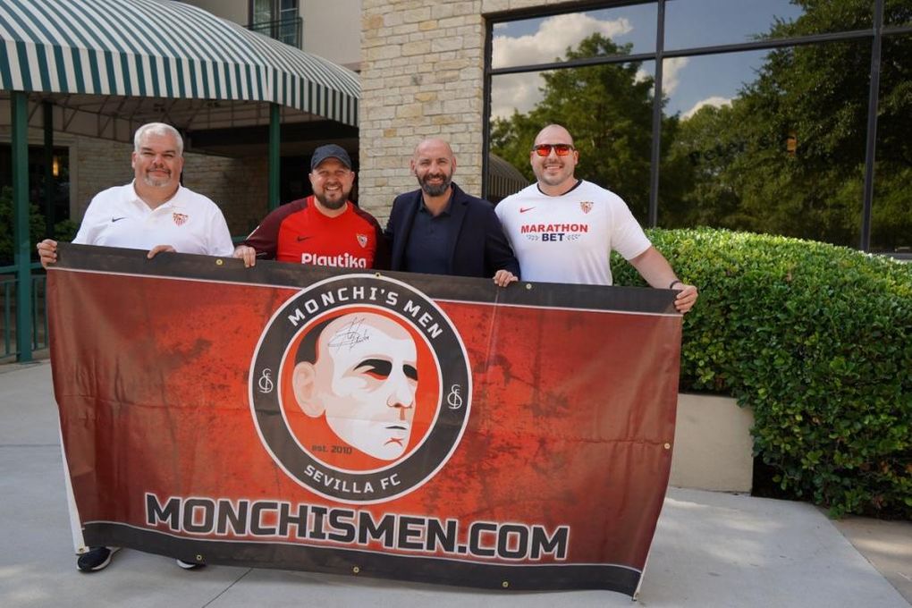 Los Monchi's Men animan al Sevilla en Dallas