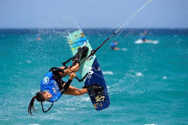 La checa Paula Novotna, campeona de estilo libre de kitesurf en Fuerteventura