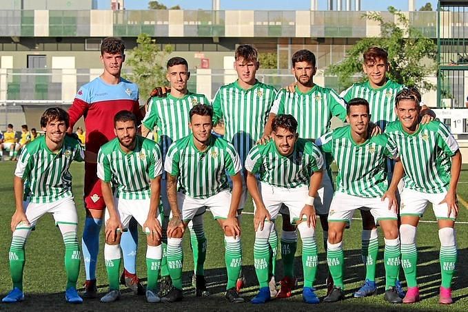 A vueltas con la camiseta roja del portero del Betis Deportivo