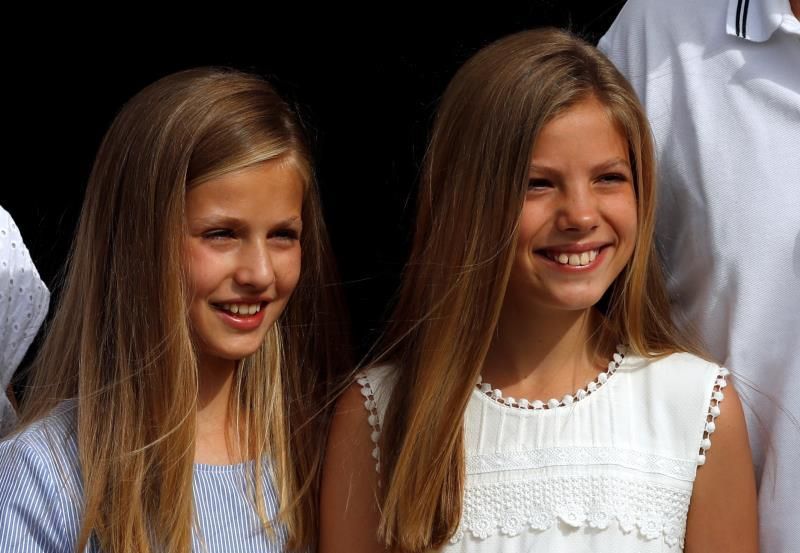 Jornada en el náutico de los reyes y sus hijas para empezar las vacaciones