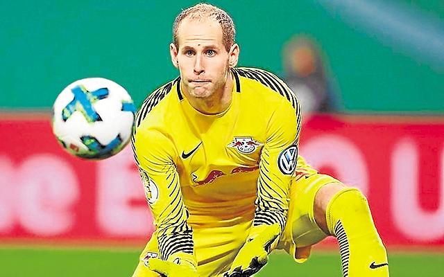 El RB Leipzig tensa también la cuerda con Péter Gulácsi