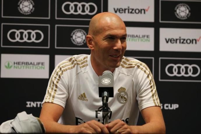Zidane repite la fórmula de tres centrales