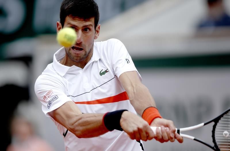 Djokovic comienza la defensa del título con triunfo fácil ante Querrey