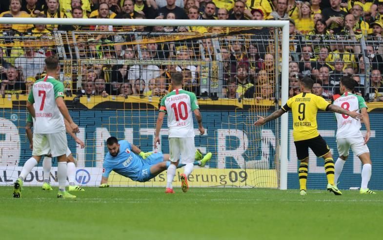 El Dortmund presenta su candidatura con goleada y doblete de Alcácer