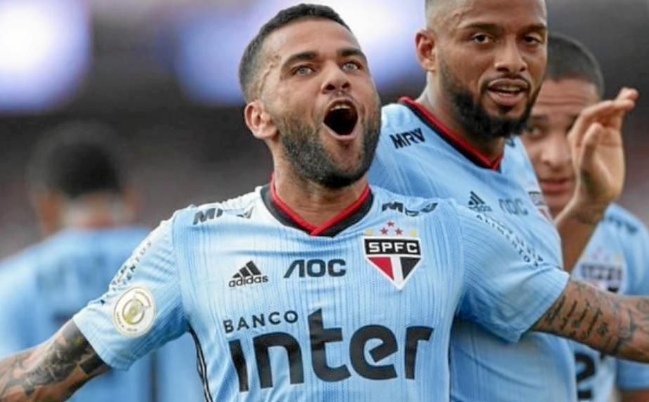 Daniel Alves: debut, gol y delirio en Sao Paulo