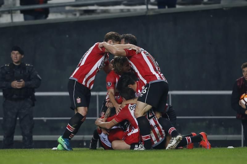 Estudiantes goleó a Independiente en el final de la jornada