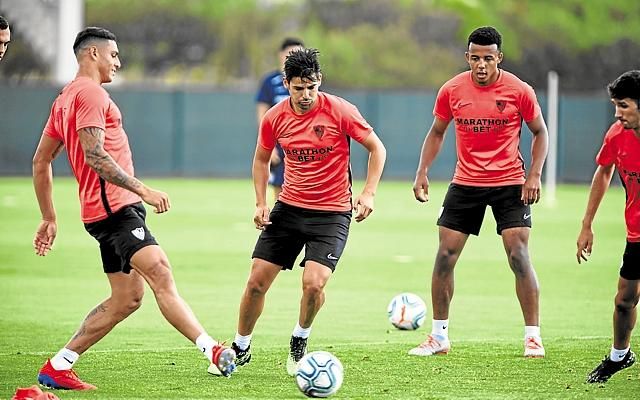 Tres manos para un solo puñal