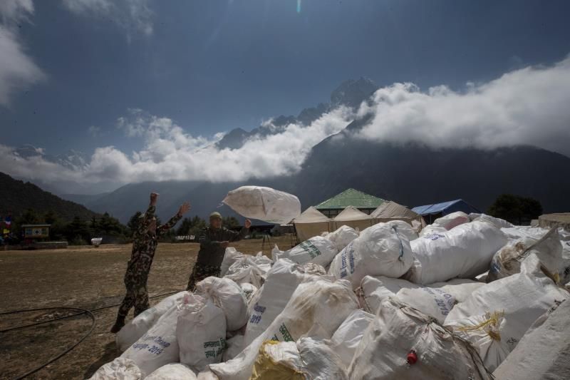 Nepal prohíbe los plásticos de un solo uso en la región del Everest