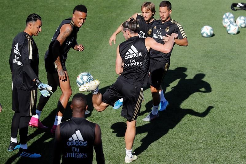 La plantilla se entrena en el Bernabéu con Mendy a tope