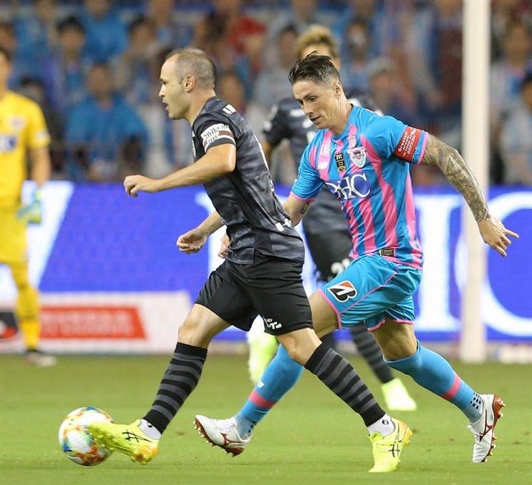 1-6. Un Iniesta imperial amarga a Torres su despedida del fútbol