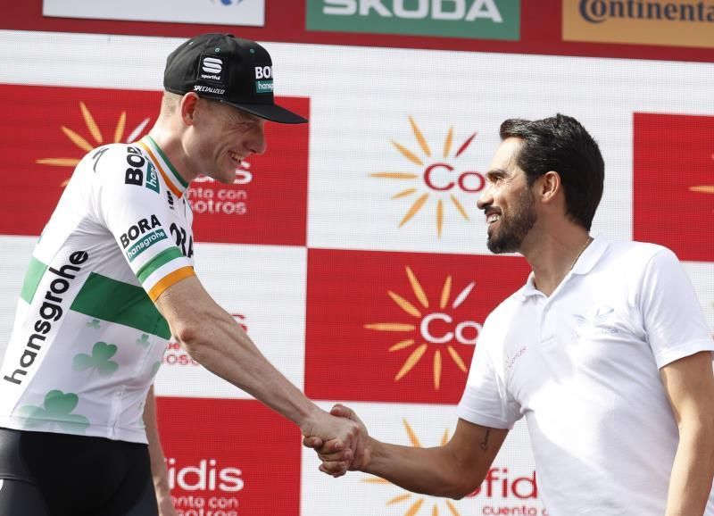 Bennett, pletórico en el primer esprint de la Vuelta; Roche sigue líder