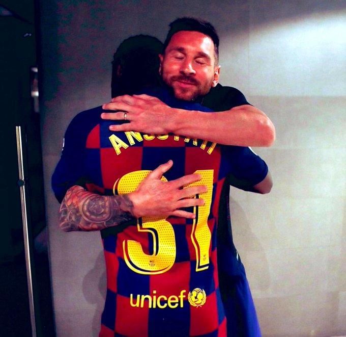 El abrazo de Messi con Ansu Fati al final del partido