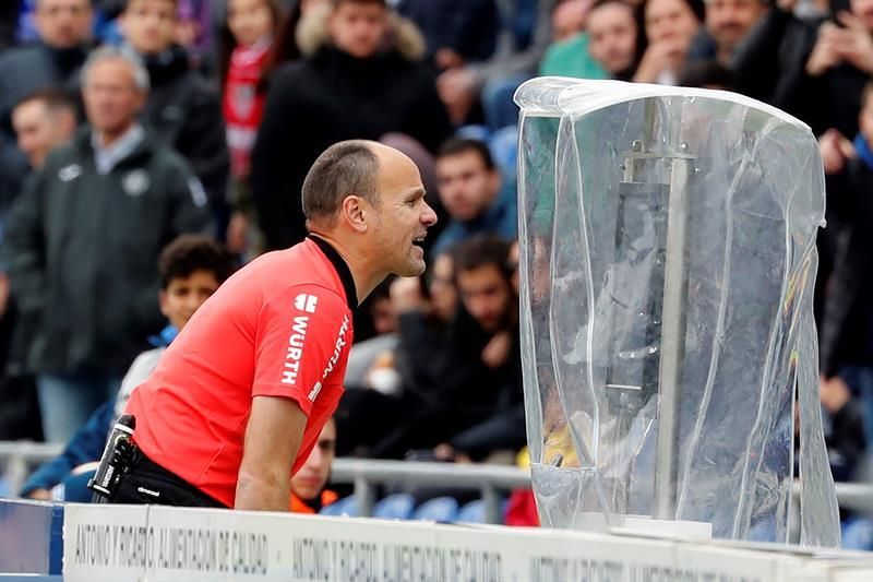 Mateu Lahoz explica nuevas normas al Villarreal a petición de los jugadores