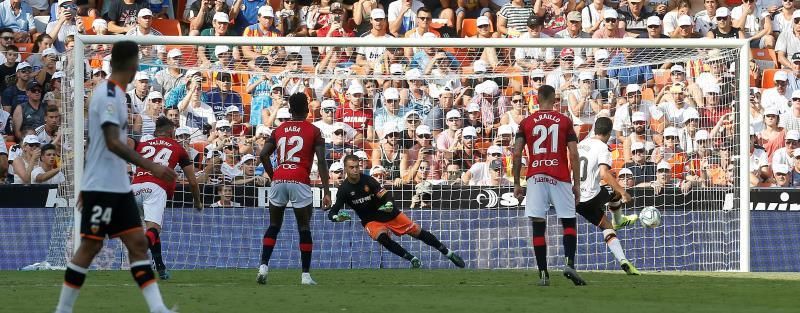 2-0. Dos penaltis marcados por Parejo dejan los puntos en Mestalla