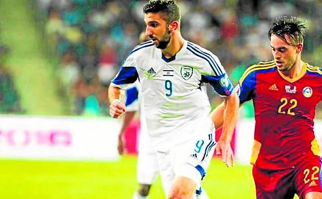 Dabbur sí juega con Israel: gol anulado y balón al palo