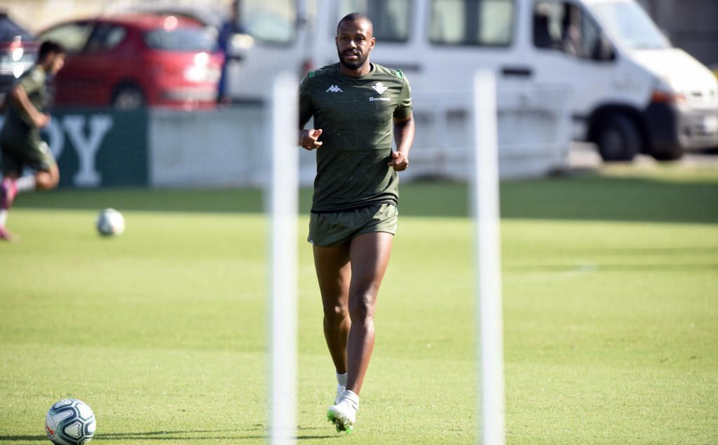 Tello y los internacionales, ausentes en la sesión del Betis