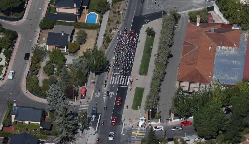 Miles de personas asisten en Colmenar Viejo a la salida de la Vuelta