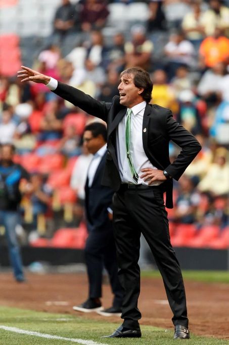 Almada afirma que inculca poco a poco su estilo a los jugadores del Santos