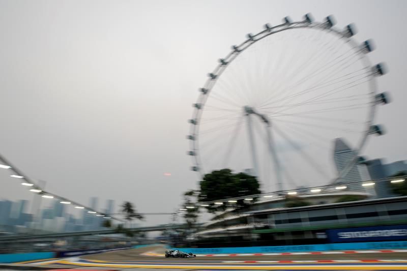 Hamilton toma el mando en los segundos libres de Singapur