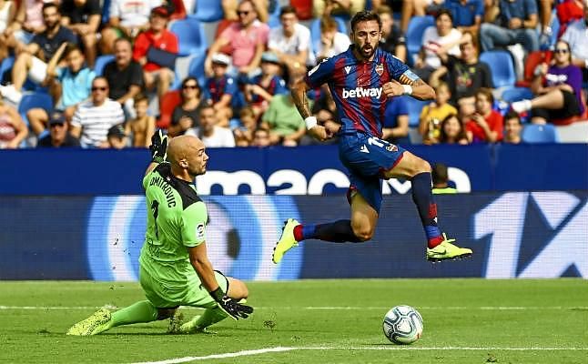 Paco López (Levante) toca teclas, pero no todas suenan