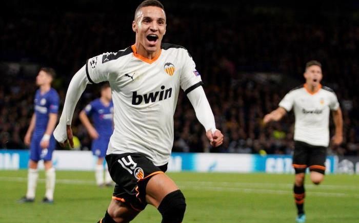 Rodrigo y Maxi en el ataque del Valencia, con Garay en la defensa