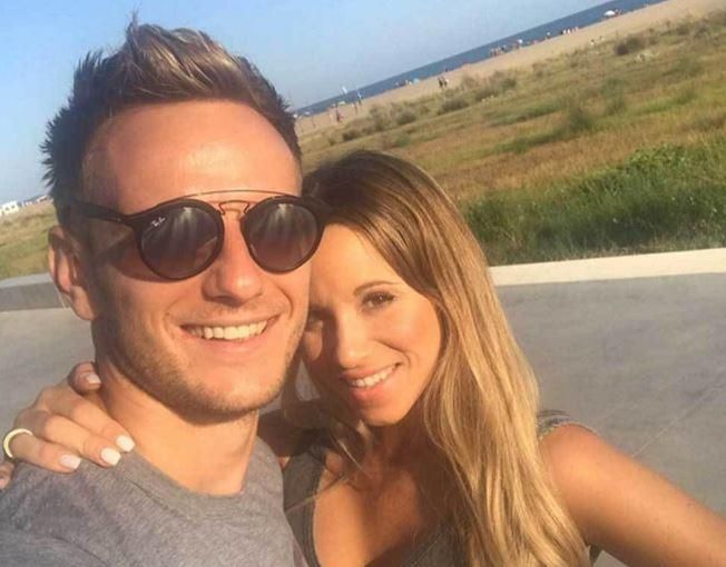 La mujer de Rakitic le defiende ante el 'maltrato' del Barça