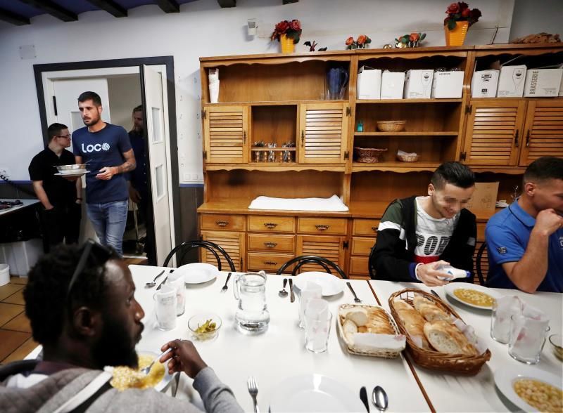 Jugadores de Osasuna colaboran este jueves en el comedor social Paris 365