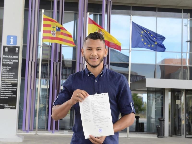 Luis Suárez (Zaragoza) jura la Constitución española