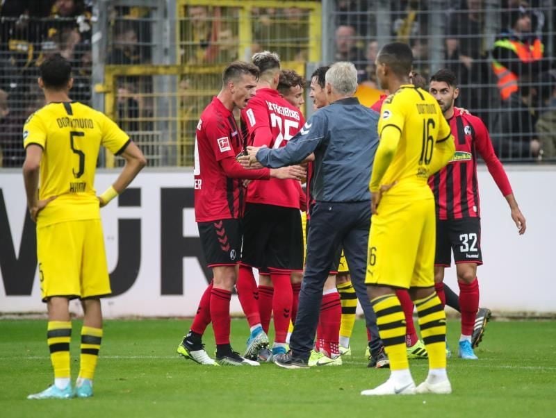 Un autogol de Akanji impide el triunfo del Dortmund
