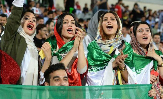 Las mujeres entran en los estadios árabes pero la segregación continúa