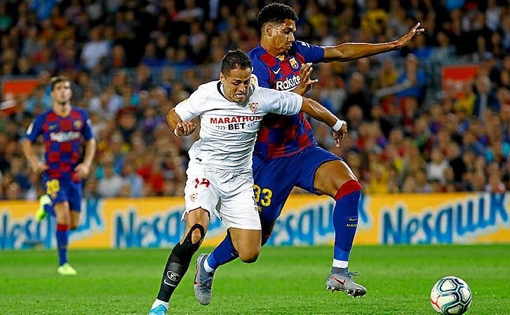 Araujo acusa a Chicharito: "Se deja caer"