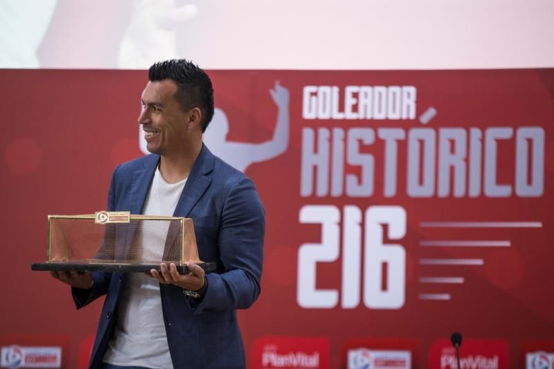 Paredes recibe un homenaje del fútbol chileno como máximo goleador histórico