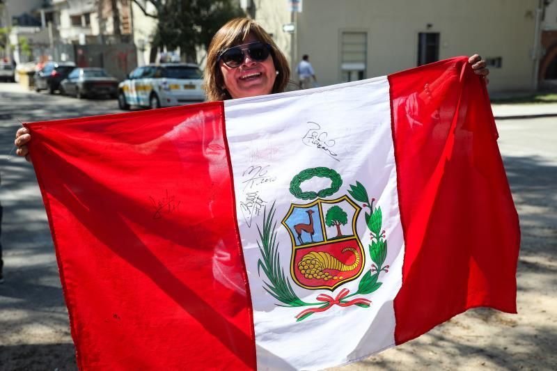 Perú ya se entrena en Montevideo y los hinchas acompañan al equipo de Gareca