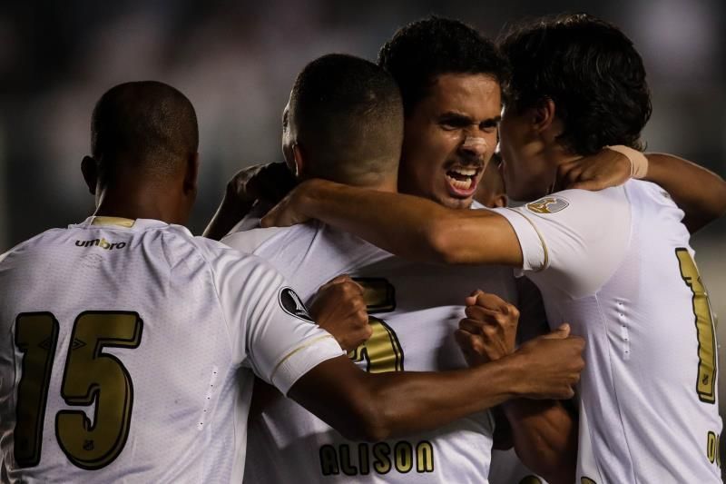 Santos desplaza al Palmeiras del segundo lugar y le da una mano al Flamengo